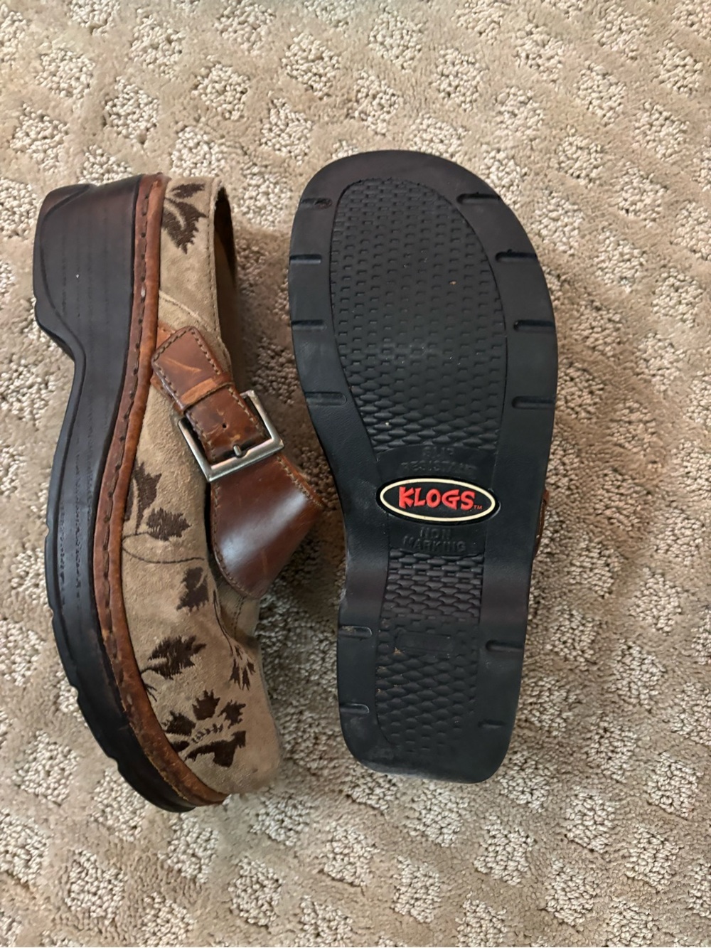Klogs women’s Brown & taupeLeaf-Print Slip-On Clog. Well lived in. Runs wider